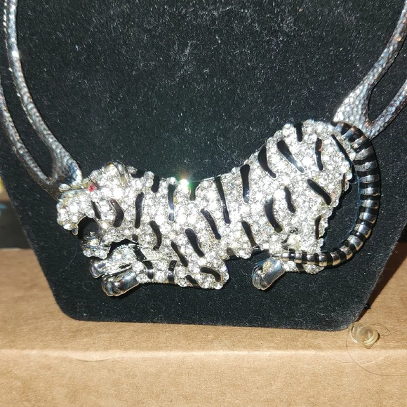 Elegant Silver Tiger Necklace - Picture 2 of 5